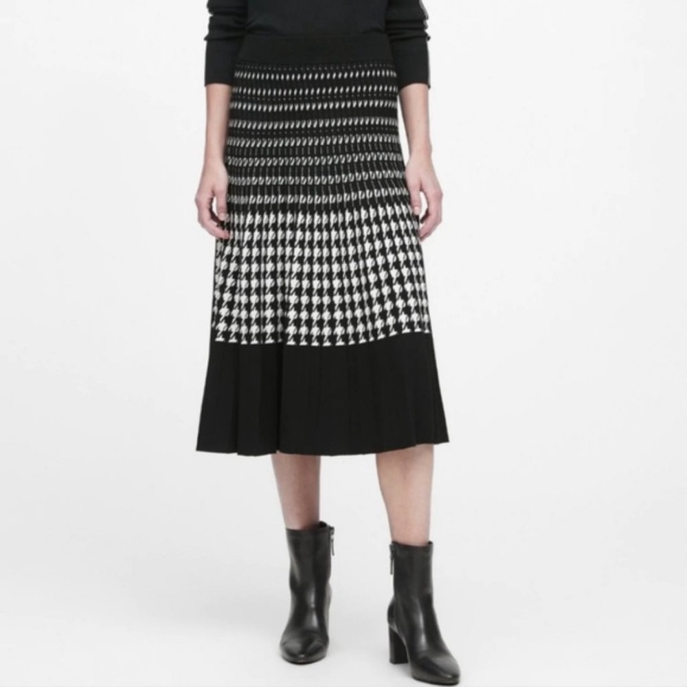 Banana Republic knit, pleated midi skirt houndstooth print (S/M)
